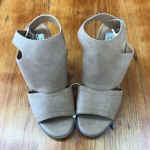 Dolce‎ Vita Barista Sandals Tan Women's 9.5 Chunky Heel Open Toe Strappy new